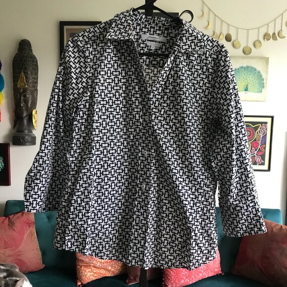 FOXCROFT size M Easy Care Black & White Interlocking Print Button Front Top - Picture 1 of 4